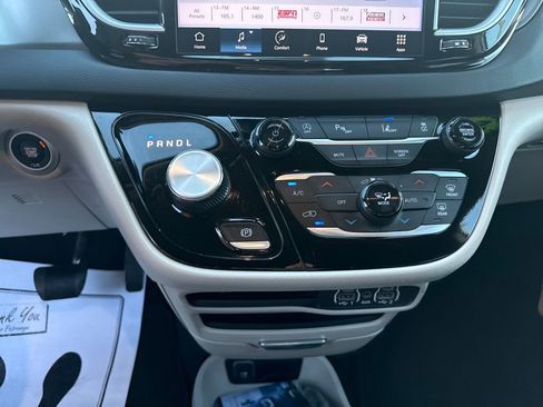 Used 2024 Chrysler Pacifica Touring-L image 20