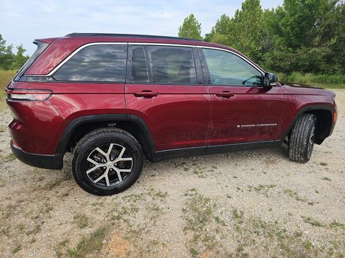 Used 2024 Jeep Grand Cherokee Limited AWD/4WD image 3