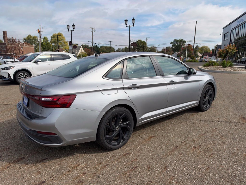Used 2026 Volkswagen Jetta SE FWD image 5