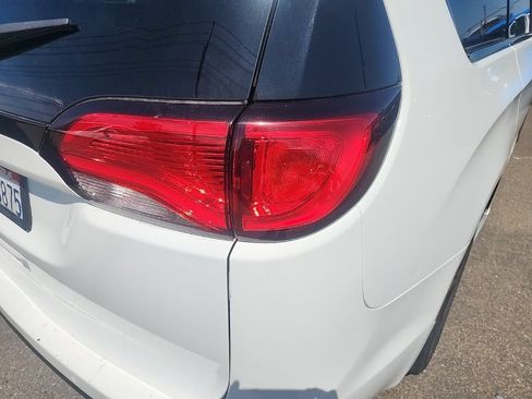 Used 2019 Chrysler Pacifica Touring-L w/ S Appearance Package FWD image 13