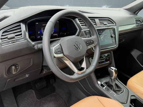 Certified 2022 Volkswagen Tiguan SE w/ Panoramic Sunroof Package FWD image 4