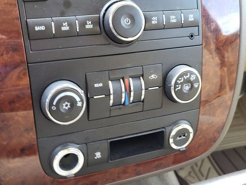 Used 2011 Chevrolet Suburban LS RWD image 13