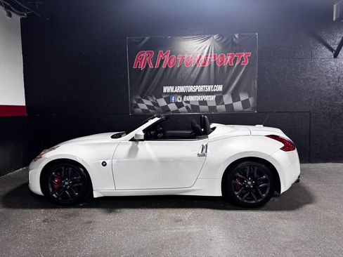 Used 2015 Nissan 370Z Roadster RWD image 2