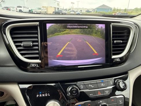Used 2023 Chrysler Pacifica Touring-L FWD image 30