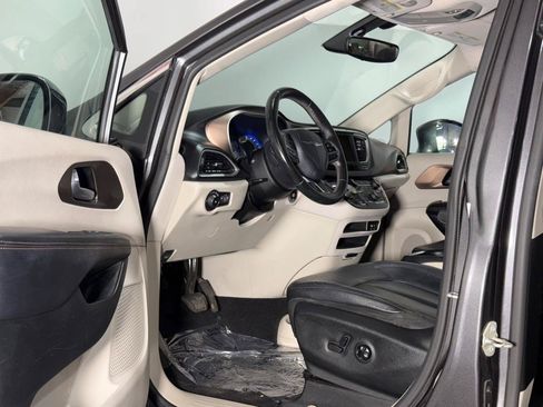 Used 2018 Chrysler Pacifica Touring-L FWD image 10