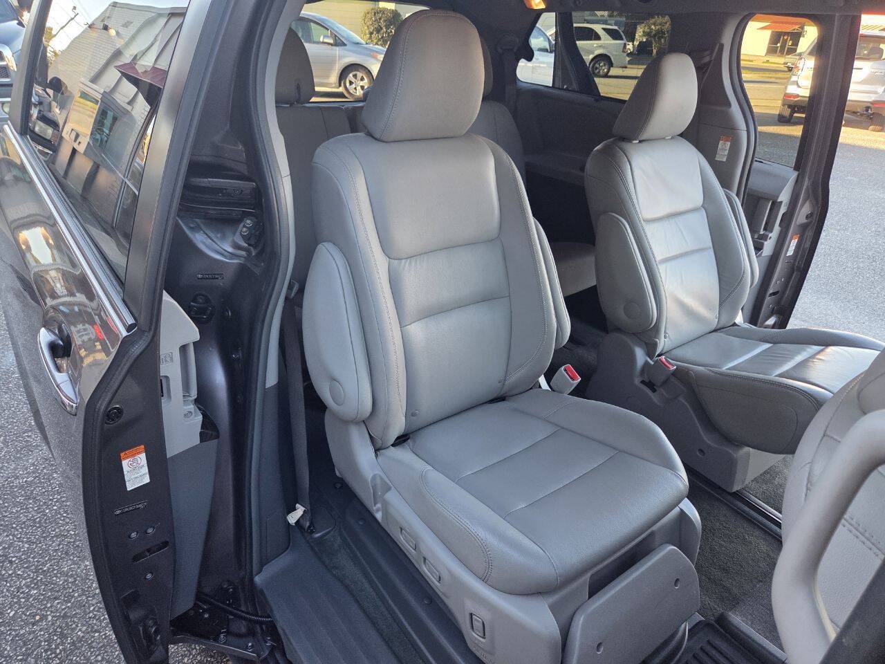 Used 2015 Toyota Sienna XLE FWD image 14