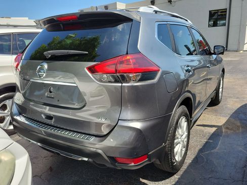 Used 2018 Nissan Rogue SV w/ Premium Package FWD image 4