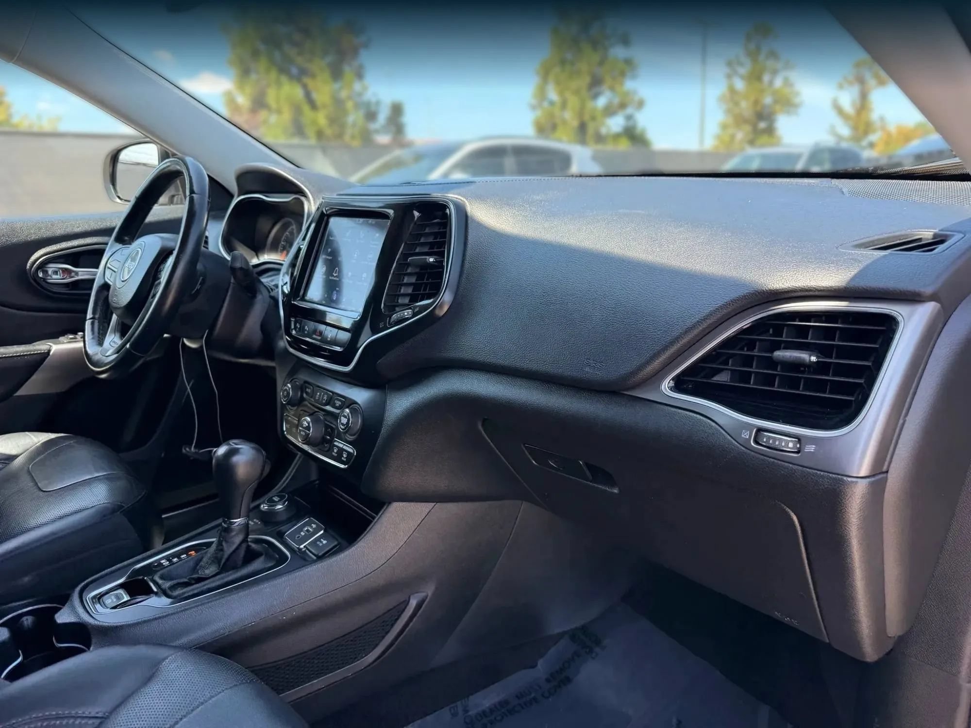 Used 2019 Jeep Cherokee Limited w/ Technology Group AWD/4WD image 19