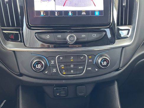 Used 2022 Chevrolet Traverse LT w/ LT Premium Package image 10