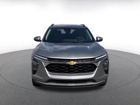 Used 2025 Chevrolet Trax LT FWD image 3
