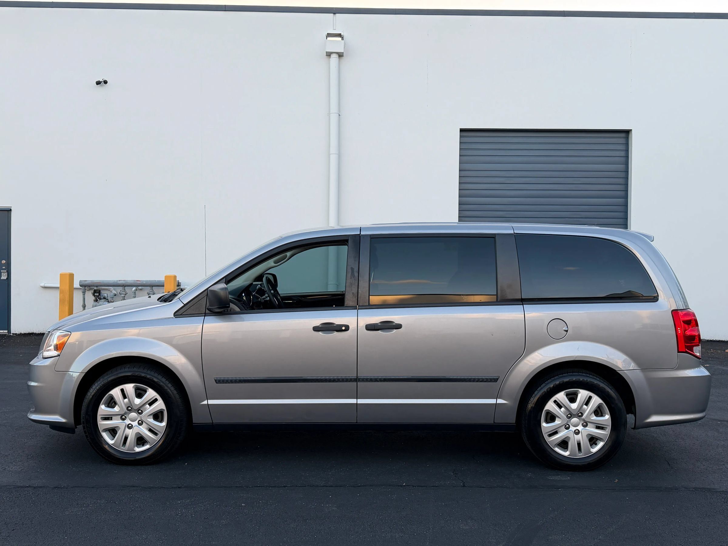 Used 2016 Dodge Grand Caravan American Value Package w/ UConnect Hands-Free Group FWD image 2