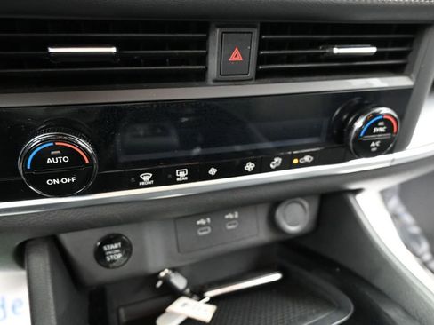 Used 2025 Nissan Rogue SV AWD/4WD image 37
