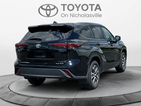 Used 2024 Toyota Highlander XLE AWD/4WD image 2