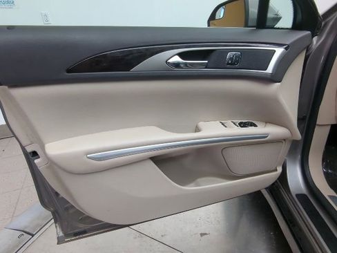 Used 2016 Lincoln MKZ image 21