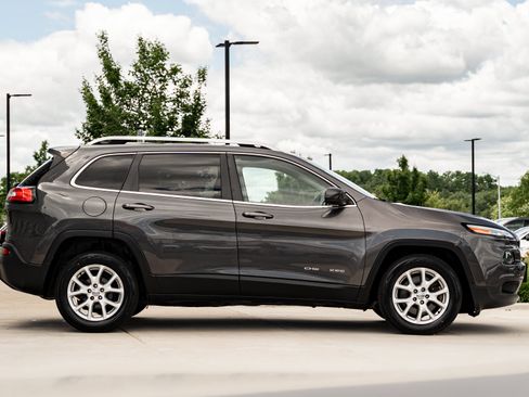 Used 2016 Jeep Cherokee Latitude w/ Cold Weather Group FWD image 3