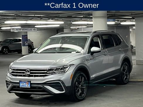 Used 2024 Volkswagen Tiguan SE w/ Panoramic Sunroof Package image 3