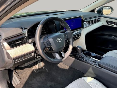 Used 2025 Toyota Camry XLE AWD/4WD image 18