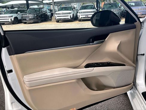 Used 2020 Toyota Camry XLE image 22