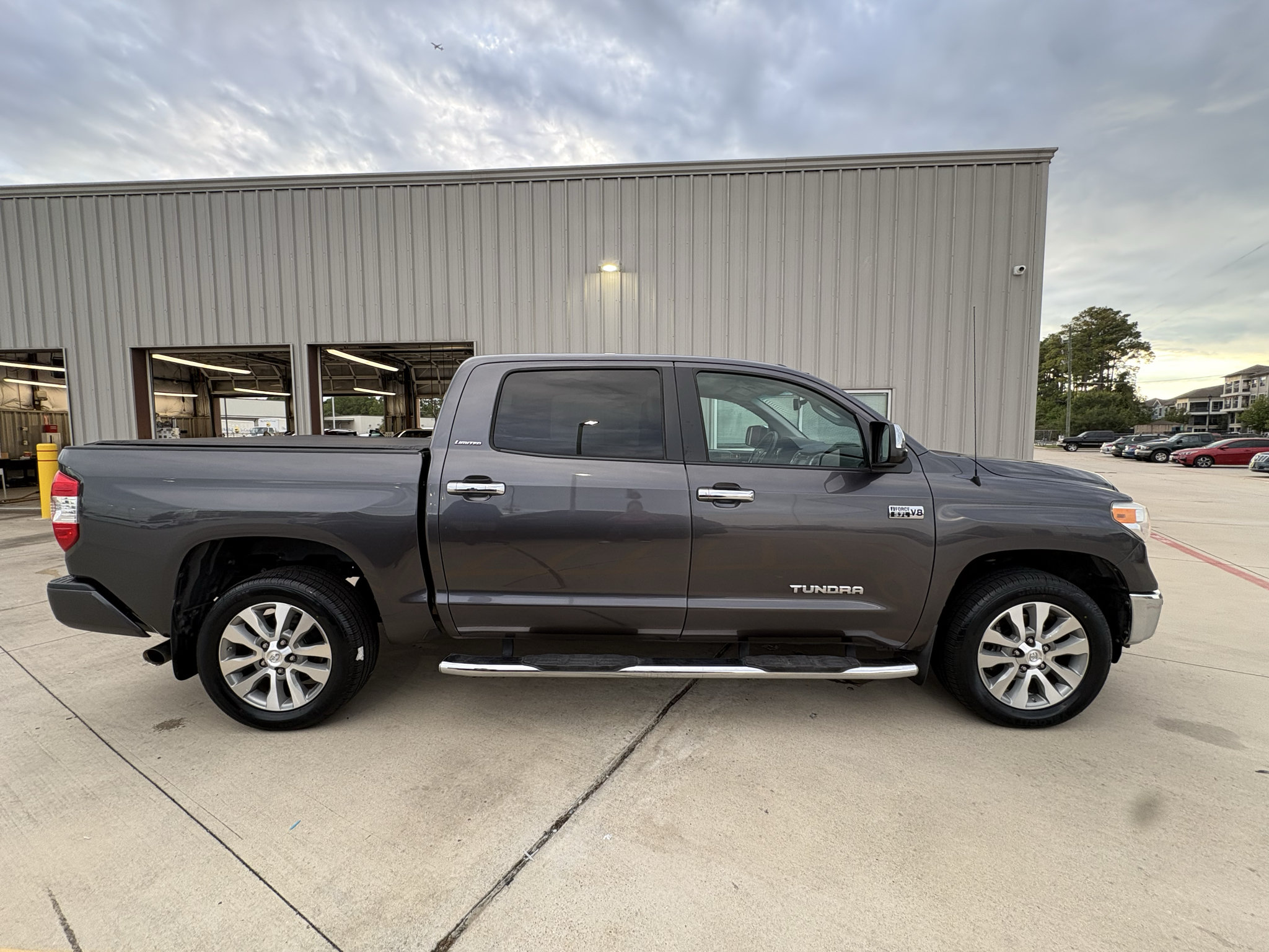Used 2017 Toyota Tundra Limited w/ Limited Premium Package RWD image 9