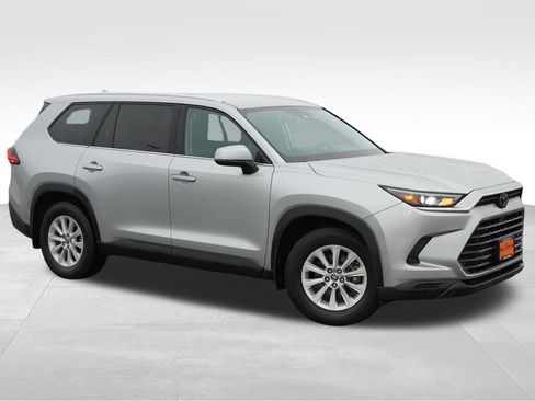 Used 2024 Toyota Grand Highlander XLE image 3