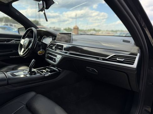 Used 2018 BMW 750i RWD image 25