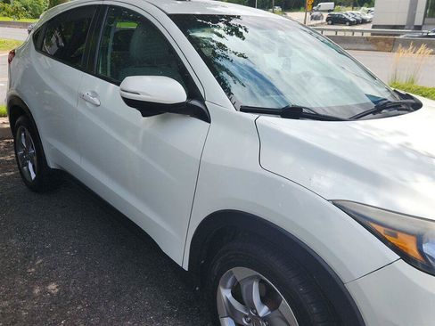 Used 2017 Honda HR-V EX image 2