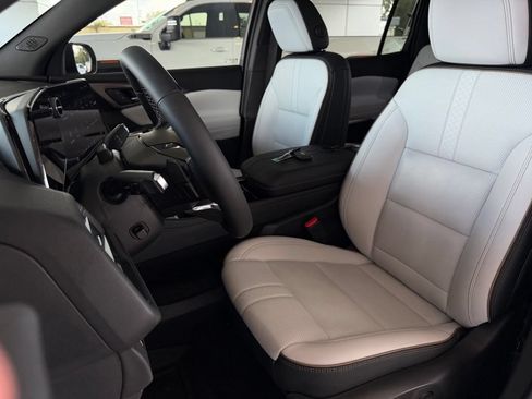 Used 2025 Chevrolet Traverse High Country FWD image 13