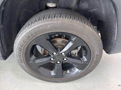 Used 2024 Jeep Grand Cherokee Altitude AWD/4WD image 8