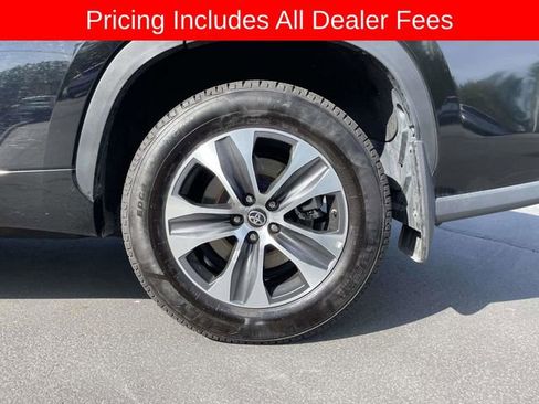 Used 2024 Toyota Highlander XLE AWD/4WD image 9