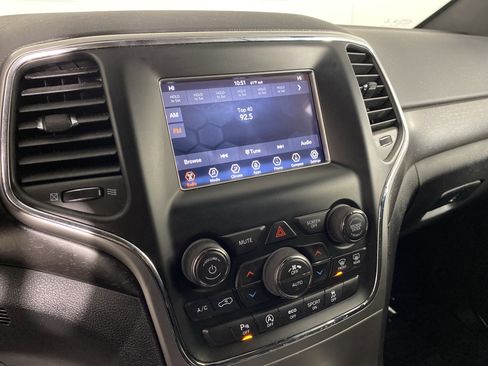 Used 2018 Jeep Grand Cherokee Laredo image 28