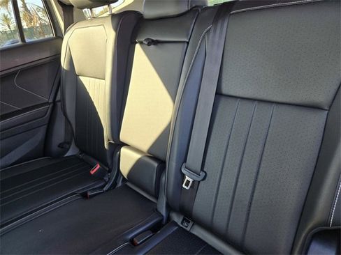 Used 2024 Volkswagen Tiguan SE image 12