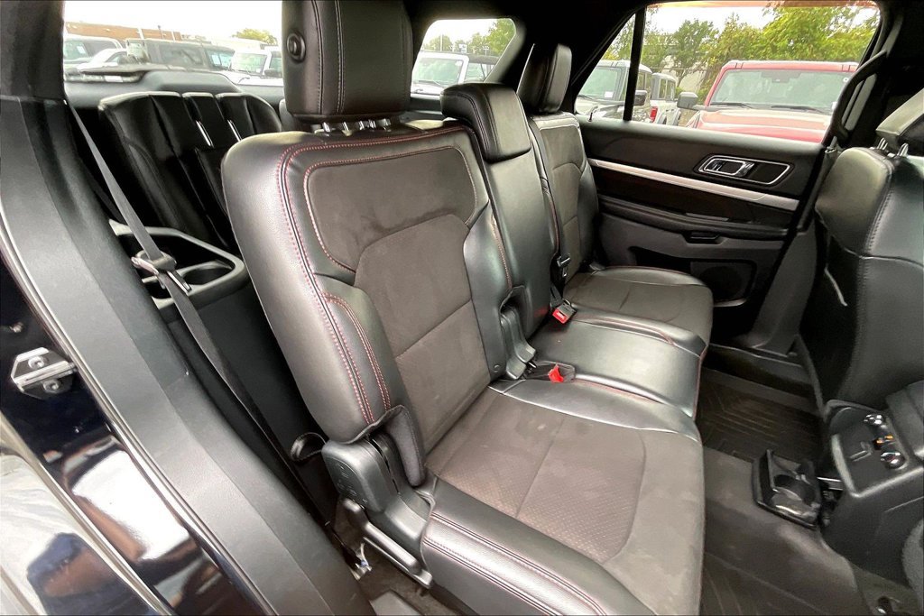 Used 2018 Ford Explorer XLT w/ Equipment Group 202A AWD/4WD image 26