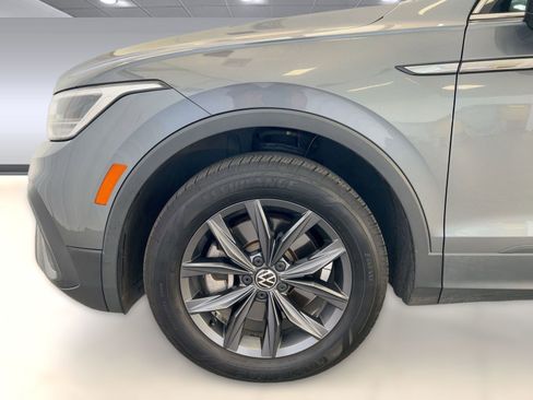 Used 2022 Volkswagen Tiguan SE w/ Panoramic Sunroof Package image 12