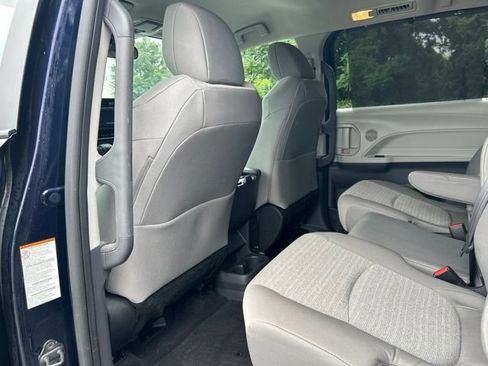 Used 2023 Toyota Sienna LE FWD image 19