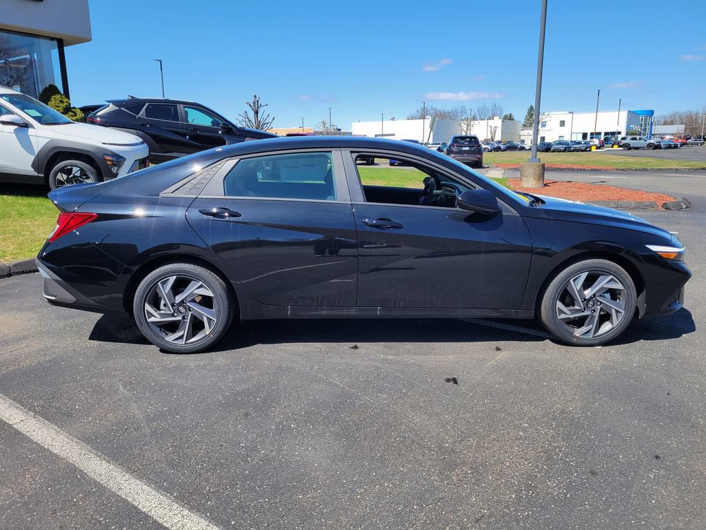 Used 2026 Hyundai Elantra SEL FWD image 2