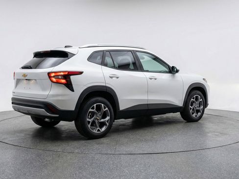 Used 2025 Chevrolet Trax LT FWD image 9