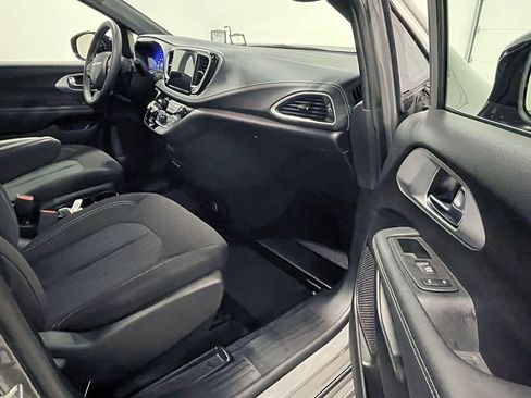 Used 2024 Chrysler Pacifica Touring FWD image 26