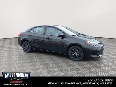 Used 2017 Toyota Corolla LE FWD image 1