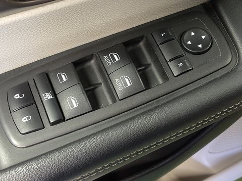 Used 2023 Chrysler Voyager LX FWD image 27