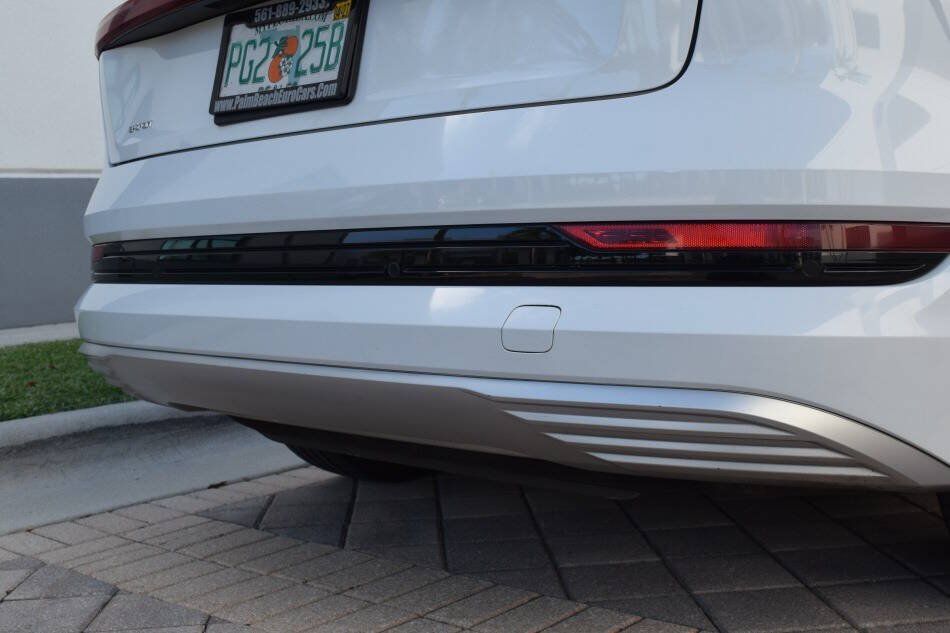 Used 2019 Audi e-tron Prestige w/ Prestige Package AWD/4WD image 19