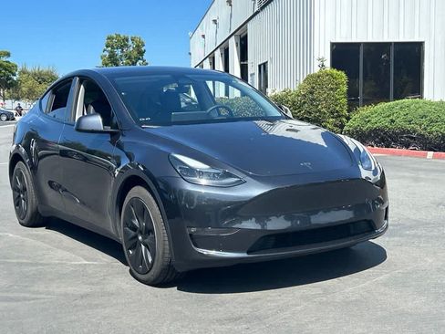 Used 2024 Tesla Model Y Long Range AWD/4WD image 4