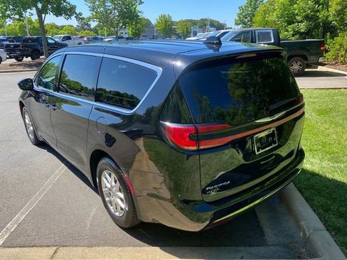 Used 2024 Chrysler Pacifica Touring-L FWD image 32