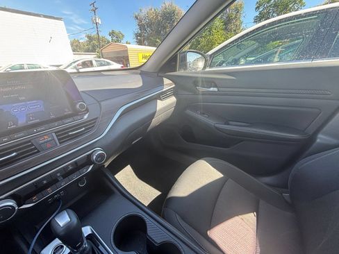 Used 2025 Nissan Altima 2.5 SV FWD image 32