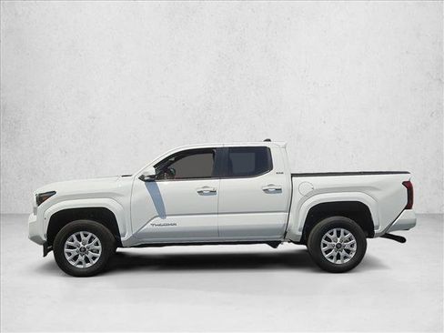 Certified 2025 Toyota Tacoma SR5 AWD/4WD image 9