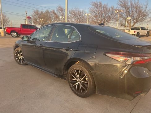 Used 2023 Toyota Camry SE image 4