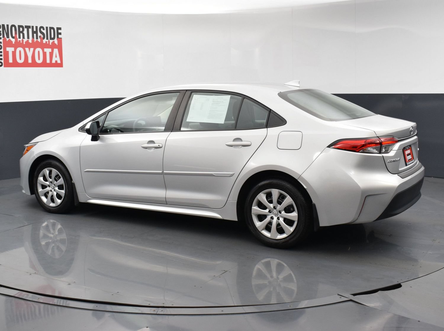 Used 2024 Toyota Corolla LE FWD image 2