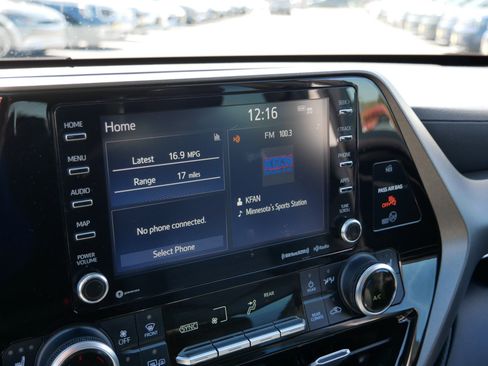 Used 2020 Toyota Highlander XLE AWD/4WD image 21