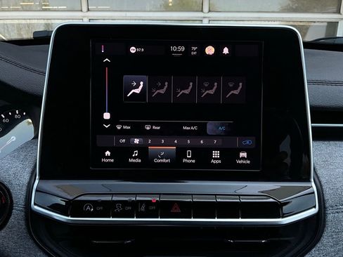 Used 2025 Jeep Compass Latitude image 30