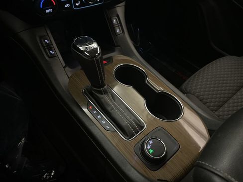 Used 2019 GMC Acadia SLE image 8