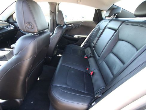 Used 2017 Chevrolet Malibu LT w/ Leather Package FWD image 7